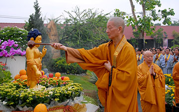 Quan sát một bức ảnh về lễ tắm Phật, kể lại quang cảnh và hoạt động của những người tham gia lễ hội