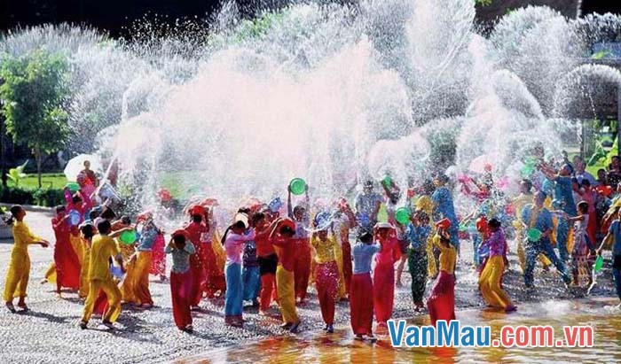 Kể về ngày hội té nước của Thái Lan