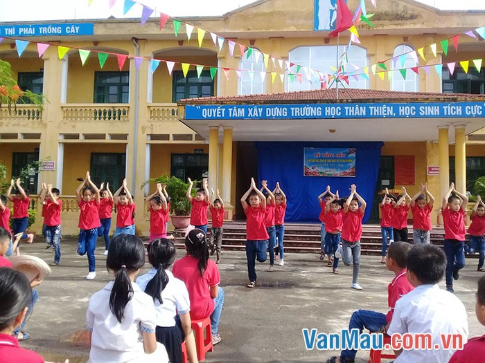 Em hãy viết đơn xin tham gia sinh hoạt hè tại trường theo mẫu đã cho