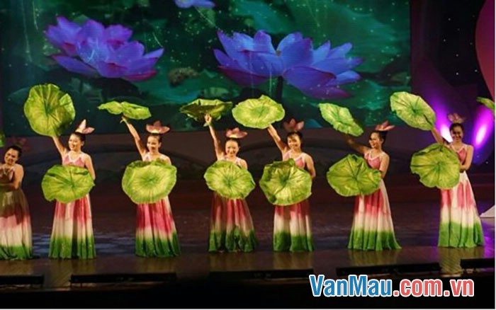 Viết một thông báo ngắn về buổi liên hoan văn nghệ chào mừng sinh nhật Bác để mờỉ các bạn đến xem