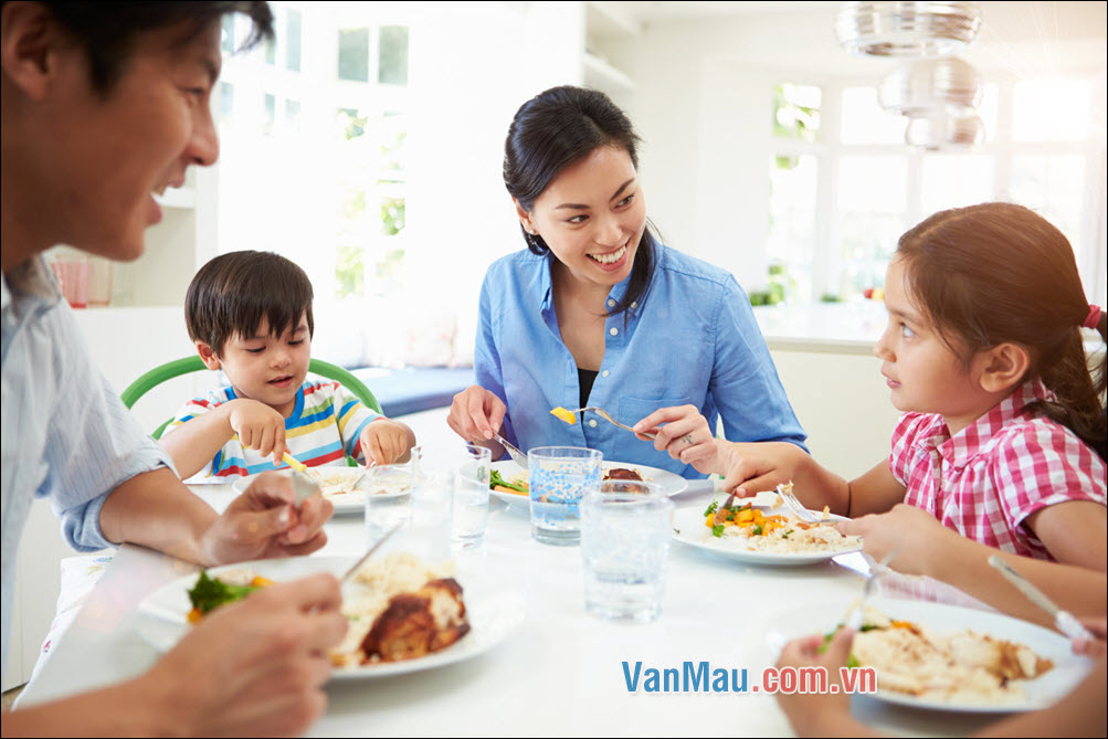Hãy kể lại một bữa cơm thân mật trong gia đình nhân dịp đón người thân yêu đến thăm