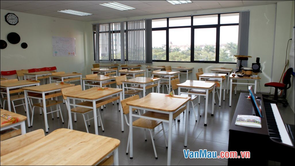 Một chiếc ghế vừa được chuyển vào một lớp học có nhiều học sinh quậy phá đang cùng với một chiếc bàn gãy chân tâm sự