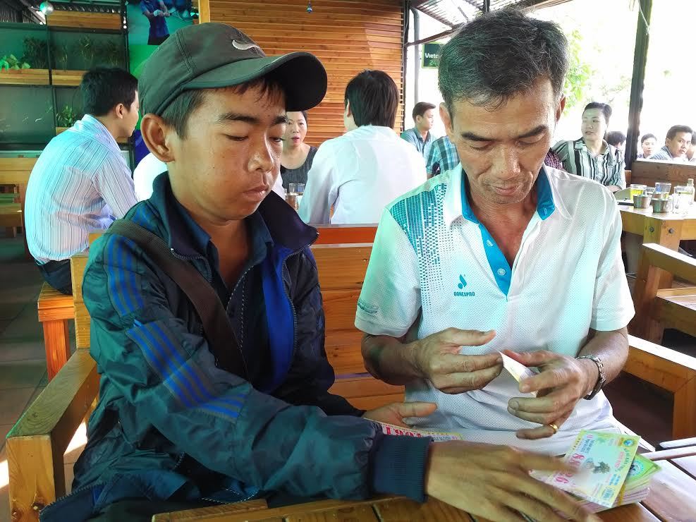 Lòng trung thực của cậu bán vé số Lòng trung thực của cậu bán vé số