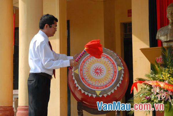 Đọc phần thân bài tả cái trống (SGK trang 145). 1. Tìm câu văn miêu tả bao quát cái trống. Nêu tên những bộ phận của cái trống. Tìm những từ ngữ tả hình dáng, âm thanh của cái trống; 2. Viết thêm phần mở bài và kết bài để thành bài văn hoàn chỉnh Đọc phần thân bài tả cái trống (SGK trang 145). 1. Tìm câu văn miêu tả bao quát cái trống. Nêu tên những bộ phận của cái trống. Tìm những từ ngữ tả hình dáng, âm thanh của cái trống; 2. Viết thêm phần mở bài và kết bài để thành bài văn hoàn chỉnh