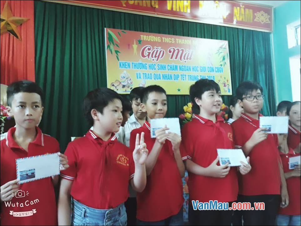 Ở lớp em có một bạn tuy gía đình rất hoàn cảnh Ở lớp em có một bạn tuy gía đình rất hoàn cảnh