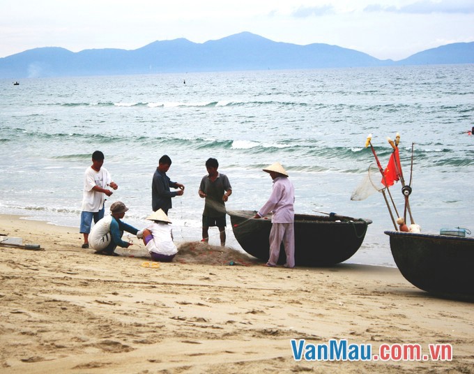 Em hãy nêu cảm nghĩ về người đàn bà hàng chài trong Chiếc thuyền ngoài xa của Nguyễn Minh Châu